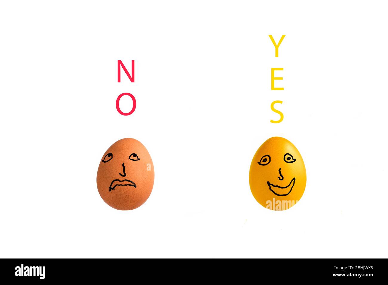 Due uova di pollo, una dorata su sfondo bianco con NO e si sopra le uova. Concetto: Rivelazione, ispirazione, epifania, decisioni geniali Foto Stock