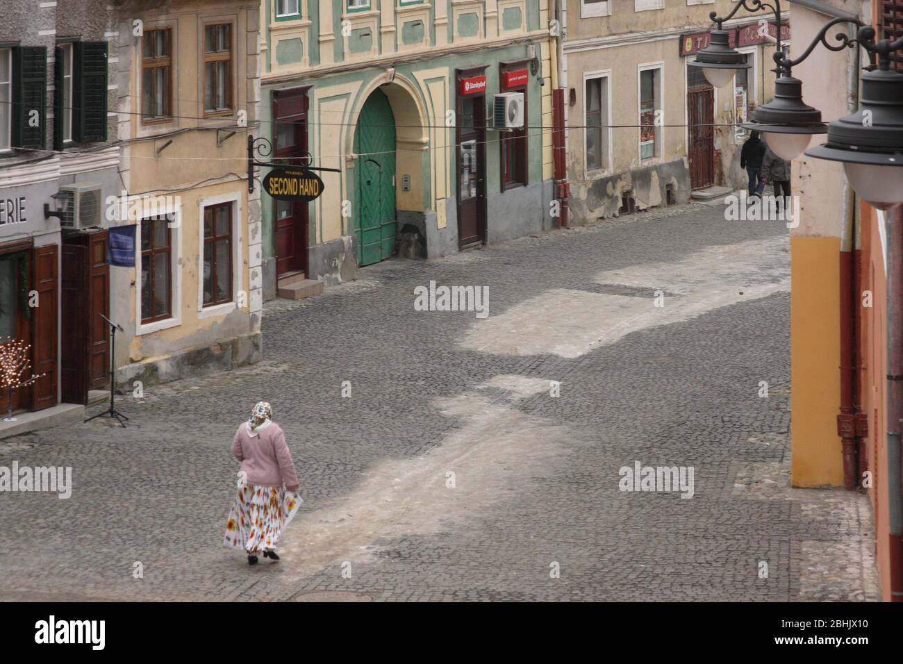 Sibiu, Romania. Donna zingara nella città vecchia. Foto Stock