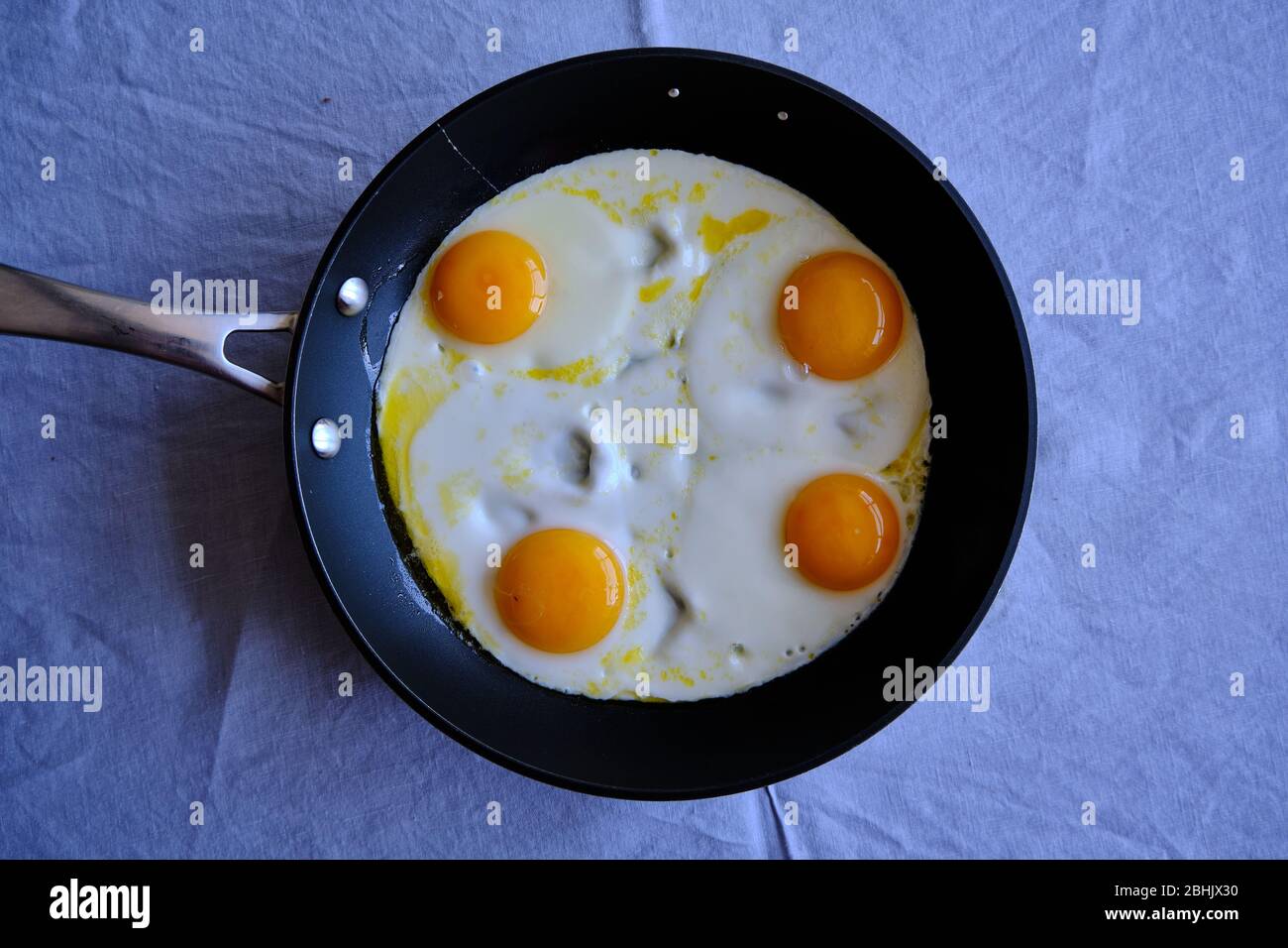 Sunny Side Up uova in una padella Foto Stock
