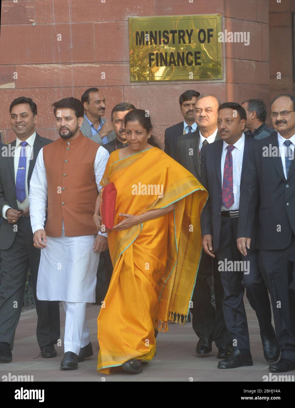 Il ministro indiano delle finanze Nirmala Sitharaman, a destra (con una saurea gialla), e il ministro delle finanze minore Anurag Thakur (con Kurta Pajama bianco) lea Foto Stock