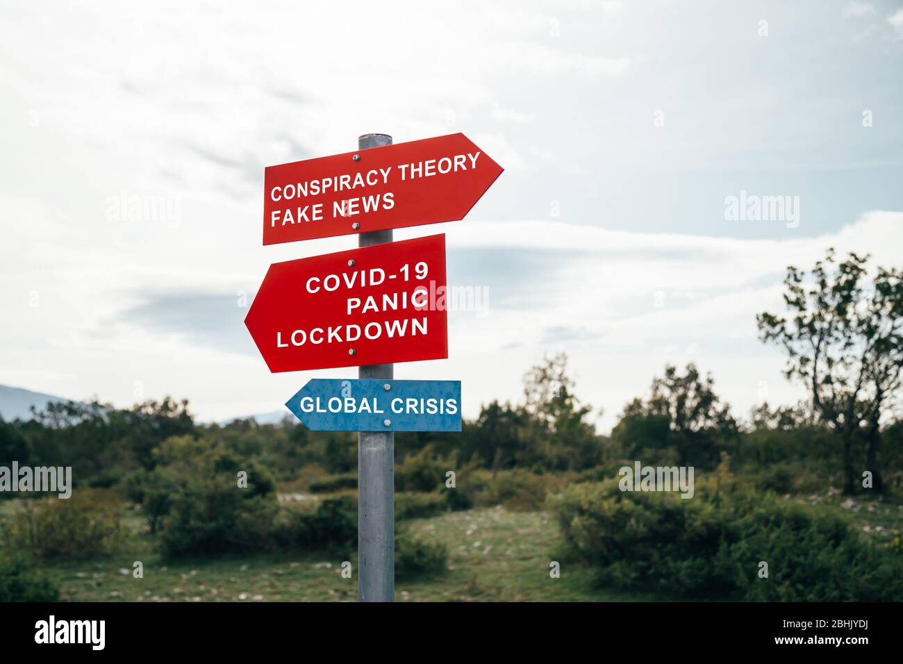 Teoria della cospirazione, notizie false, Covid-19, panico, blocco, segnali di avvertimento globali sulla strada della crisi. Campagna sui social media per il coronavirus più totale Foto Stock