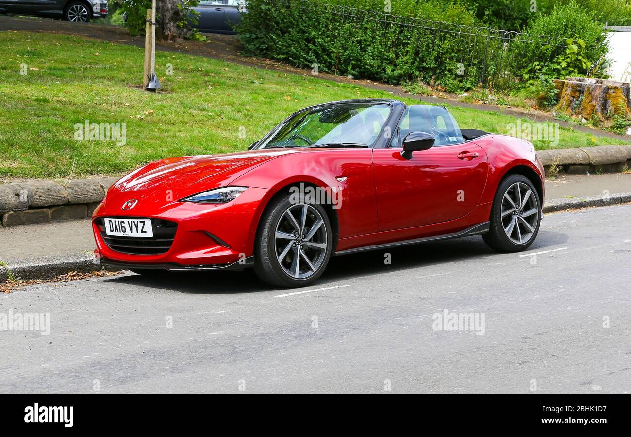 Una Mazda MX-5 rossa con tetto morbido o una vettura sportiva convertibile, Inghilterra, Regno Unito Foto Stock