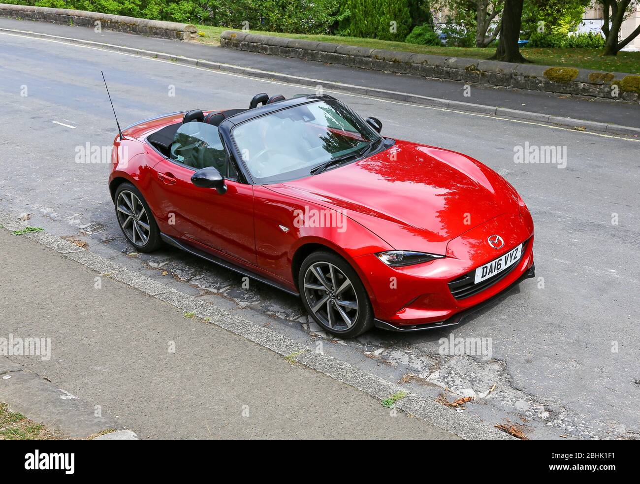 Una Mazda MX-5 rossa con tetto morbido o una vettura sportiva convertibile, Inghilterra, Regno Unito Foto Stock