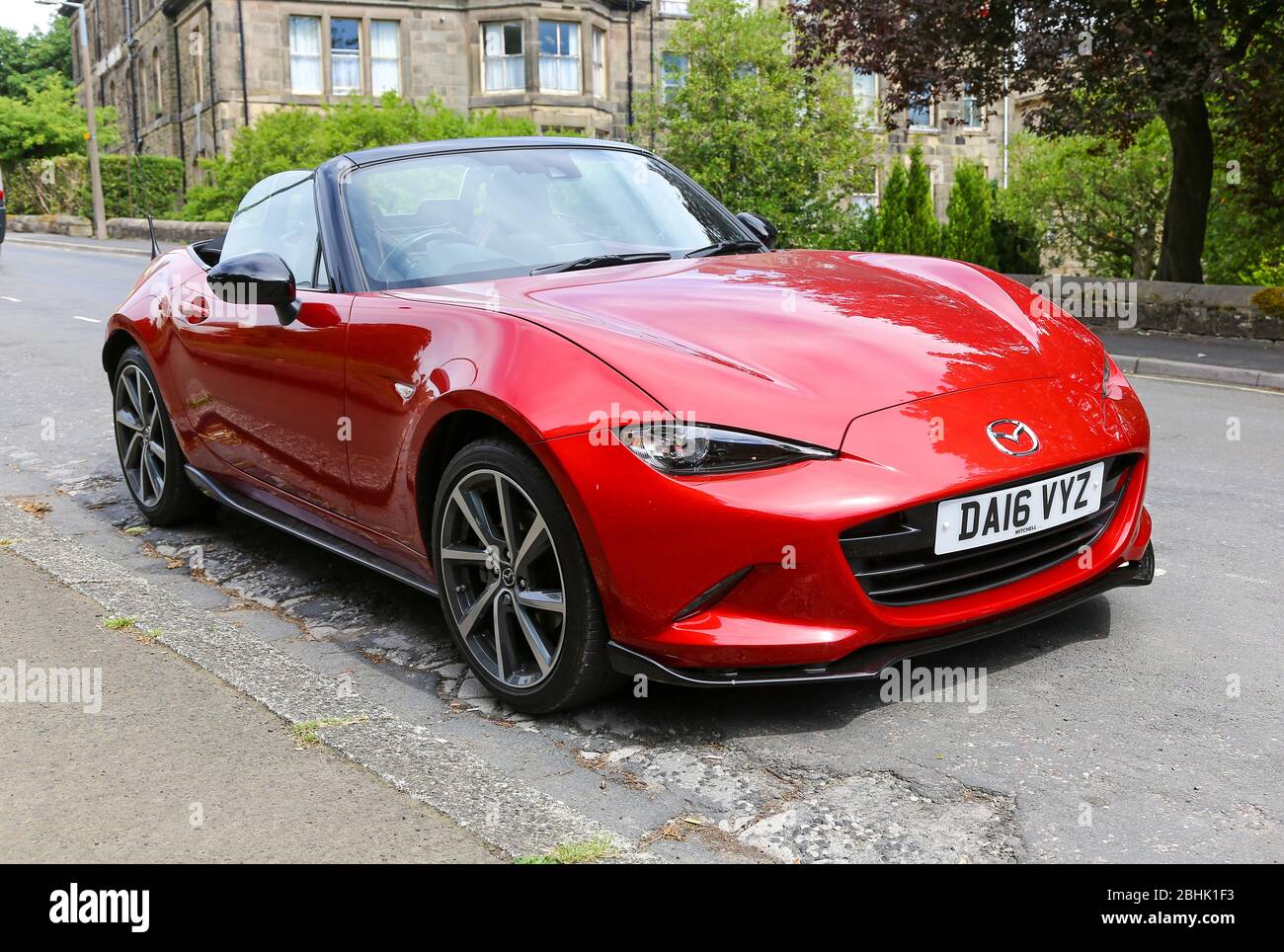Una Mazda MX-5 rossa con tetto morbido o una vettura sportiva convertibile, Inghilterra, Regno Unito Foto Stock