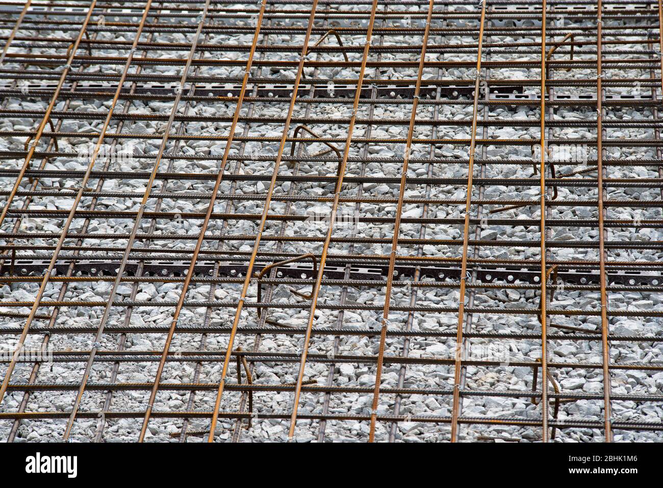 Barre di appoggio sul cantiere. Primo piano delle barre di acciaio. Foto Stock