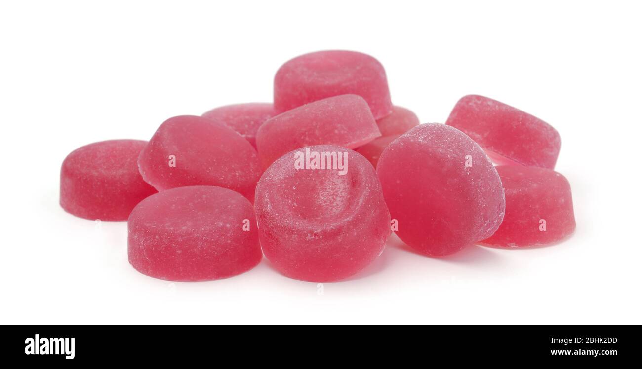 Un mucchio di caramelle rosse di frutta isolate su sfondo bianco. Foto Stock