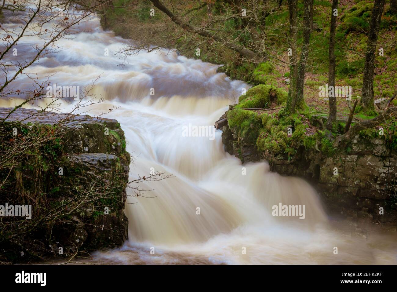Sgwd y Bedol, le Horseshoe Falls, dopo la forte pioggia sul fiume Neath nella campagna delle cascate nei Brecon Beacons - splendida esposizione lunga Foto Stock