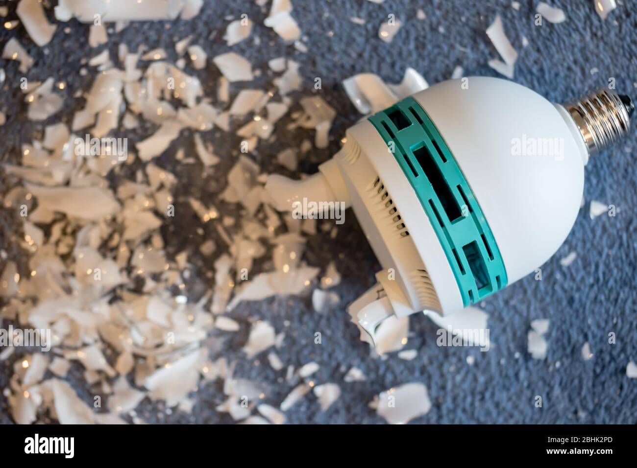 Una lampada da studio del fotografo rotta - lampada fluorescente compatta o lampadina CFL - che ha rilasciato vapore di mercurio Foto Stock