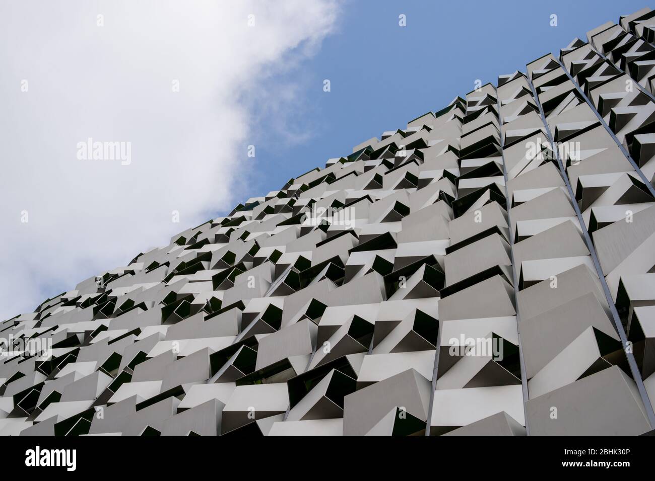 Vista dall'alto dell'insolito edificio del parcheggio in metallo cuboide di Cheesegrater a Sheffield Foto Stock