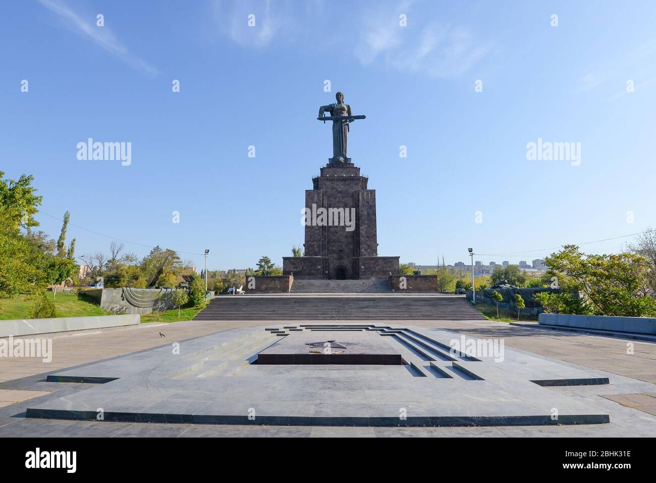 Madre Armenia (Mayr Hayastan) statua nel Parco della Vittoria, Yerevan. Composto da una donna che tiene una spada sopra un piedistallo di basalto. Fiamma eterna spenta. Foto Stock