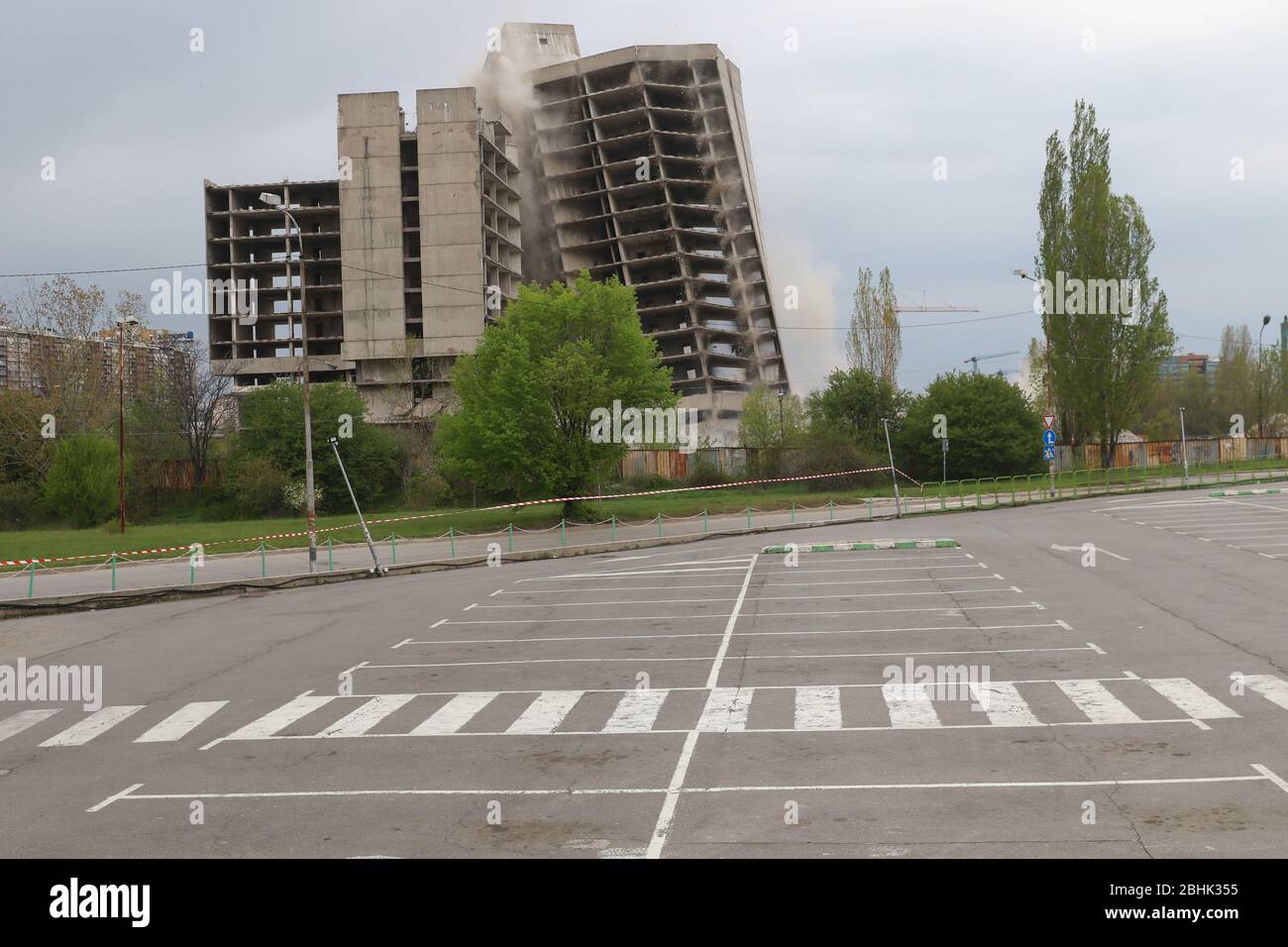 Un edificio a 17 piani degli anni '80, un edificio incompiuto dell'era comunista è stato demolito nel centro di Sofia, Bulgaria Foto Stock