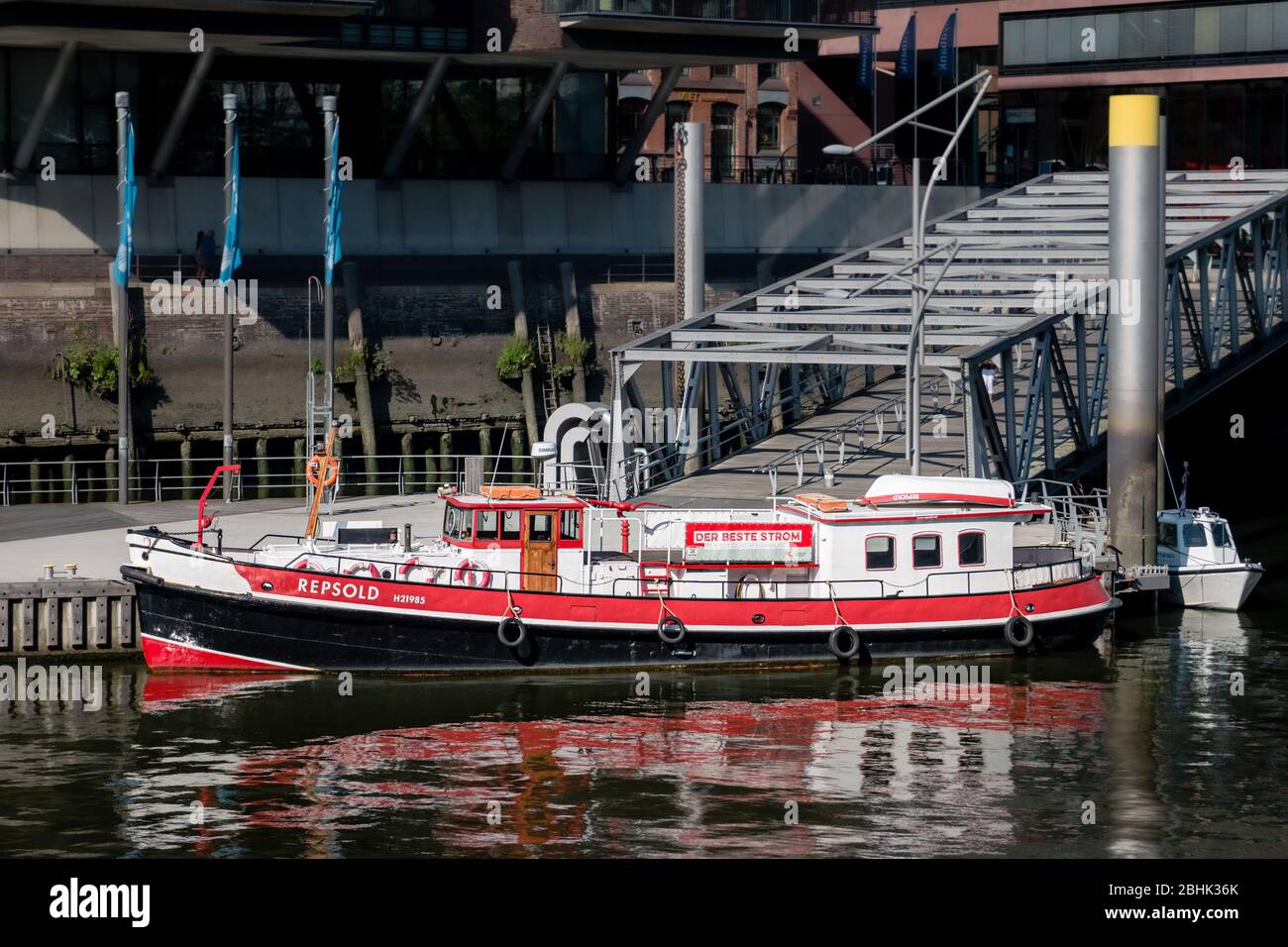 Il tradizionale piroscafo antincendio Repsold ormeggiato a HafenCity, utilizzato da Dirk Matthies nella serie televisiva della polizia di Großstadtrevier Foto Stock