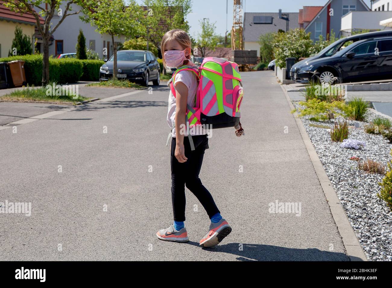 Bamberg, Deutschland. 25 Aprile 2020. Bamberg, Germania 25 aprile 2020: Immagini simboliche - Coronavirus - 04/25/2020 Coronavirus/Virus/Covid-19/Schule/Schultasche/Schulrucksack/Mundschutz/Wear infection/Evitate infection/Evitate infection/i bambini sono autorizzati a indossare la protezione della bocca/obbligo di indossare la maschera facciale a scuola/andare a scuola/usare la scuola/dpa/in tutto il mondo| Emamy Use/News/Live Foto Stock