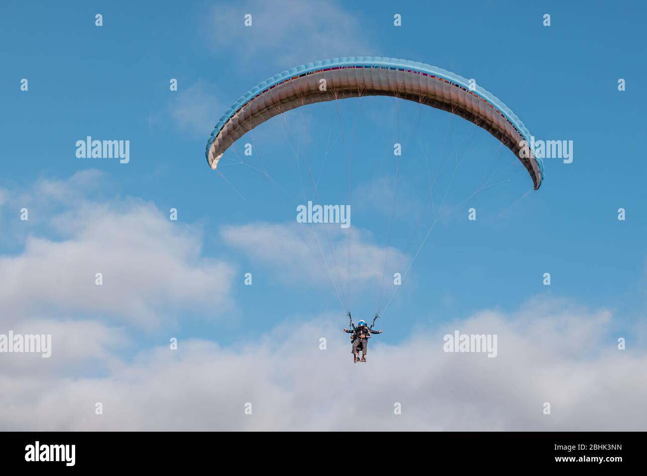 Parapendio con istruttore pilota in tandem nel cielo sopra Costa Adeje, Tenerife Foto Stock