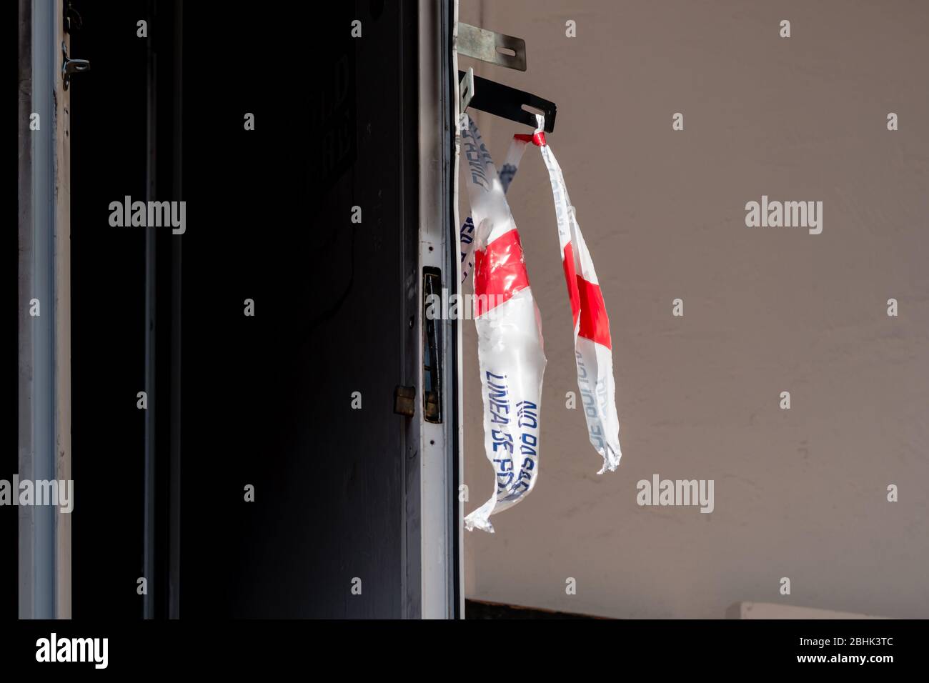 La chiusura forzata di un edificio che è stato rotto e derubato con la polizia lacerata senza nastro di entrata Foto Stock