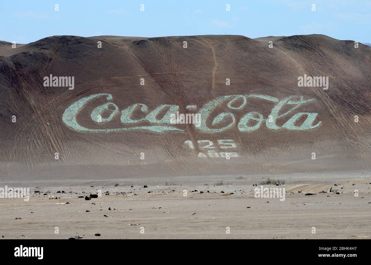 Il logo Coca Cola più grande del mondo, fatto da vecchie bottiglie, vicino ad Arica, regione di Arica y Parinacota, Cile Foto Stock