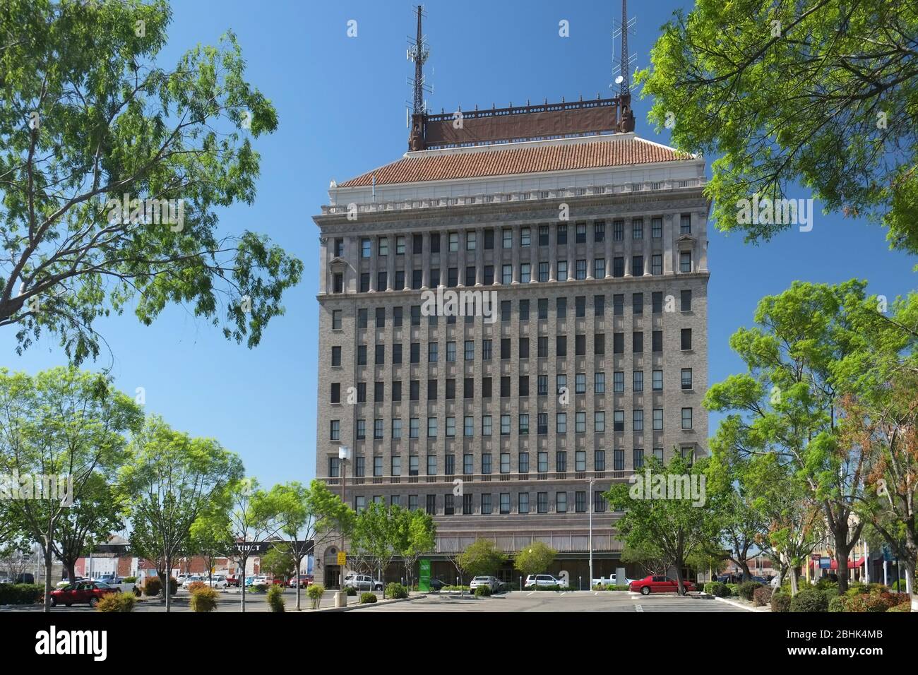 Vista dello storico edificio del potere e della luce di San Joaquin (ora il Grand 1401) nel centro di Fresno, California Foto Stock