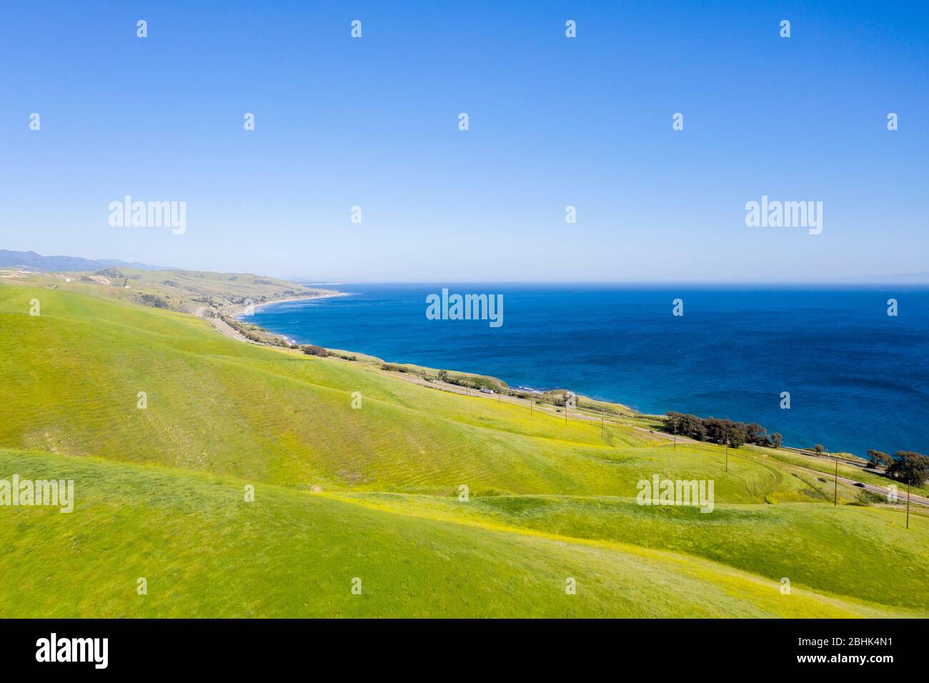 Vista aerea sopra le verdi colline e blu Pacifico nella splendida costa di Santa Barbara contea vicino a Gaviota Foto Stock