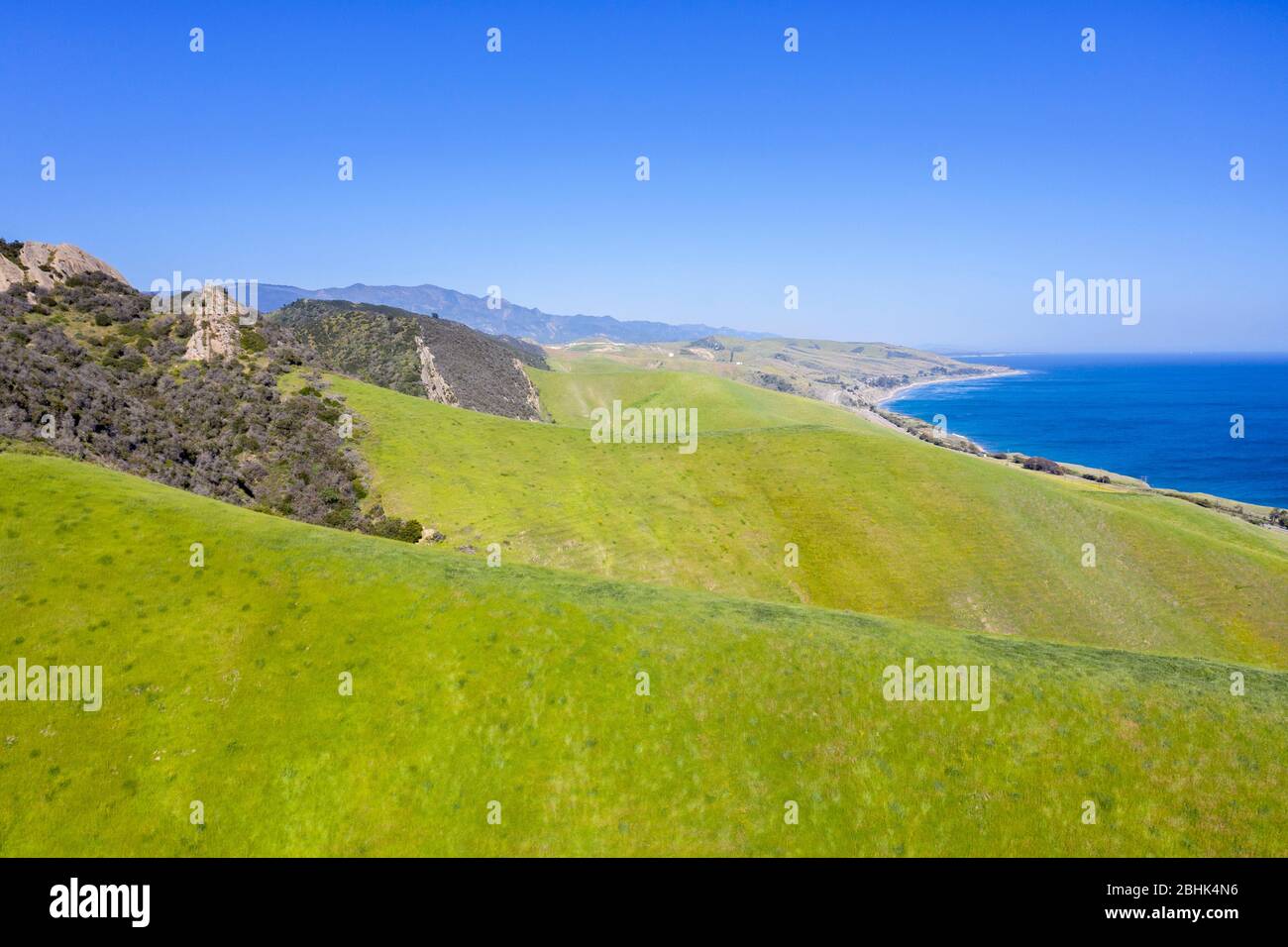 Vista aerea sopra le verdi colline e blu Pacifico nella splendida costa di Santa Barbara contea vicino a Gaviota Foto Stock