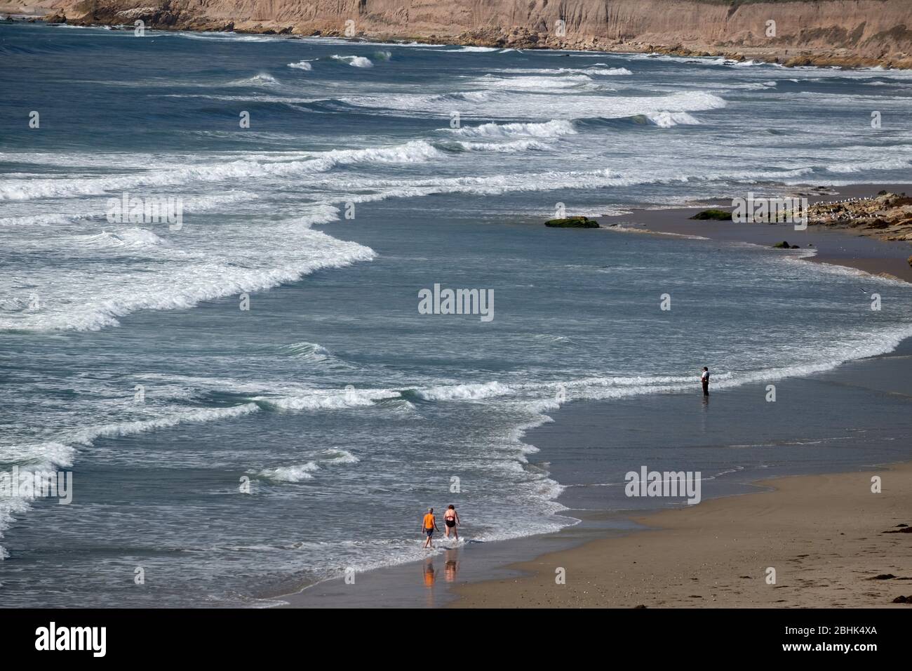 Fare surf a Jalama Beach lungo la costa della California centrale Foto Stock