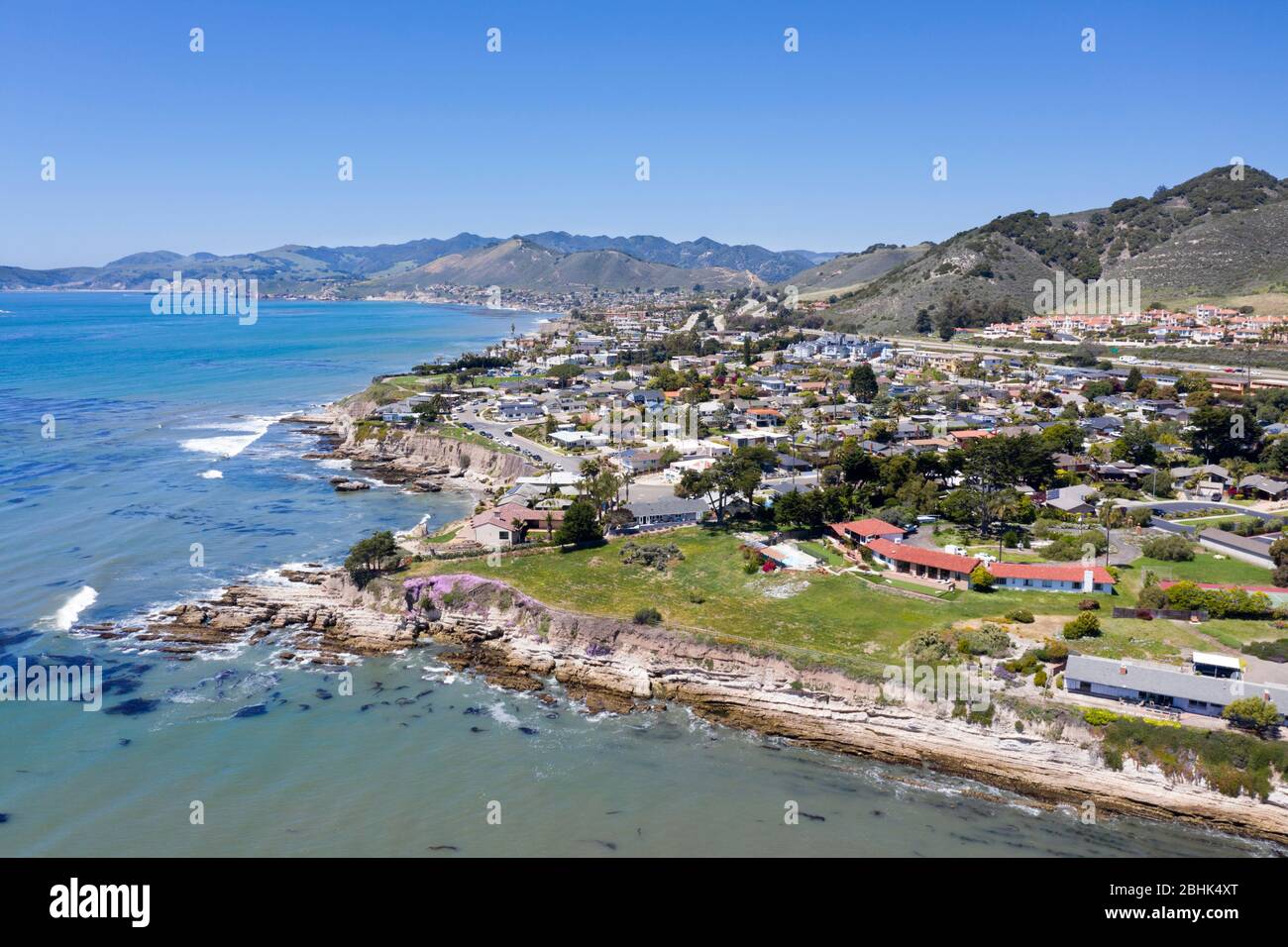 Vista aerea sopra l'aspra costa della California centrale nella città di Pismo Beach Foto Stock