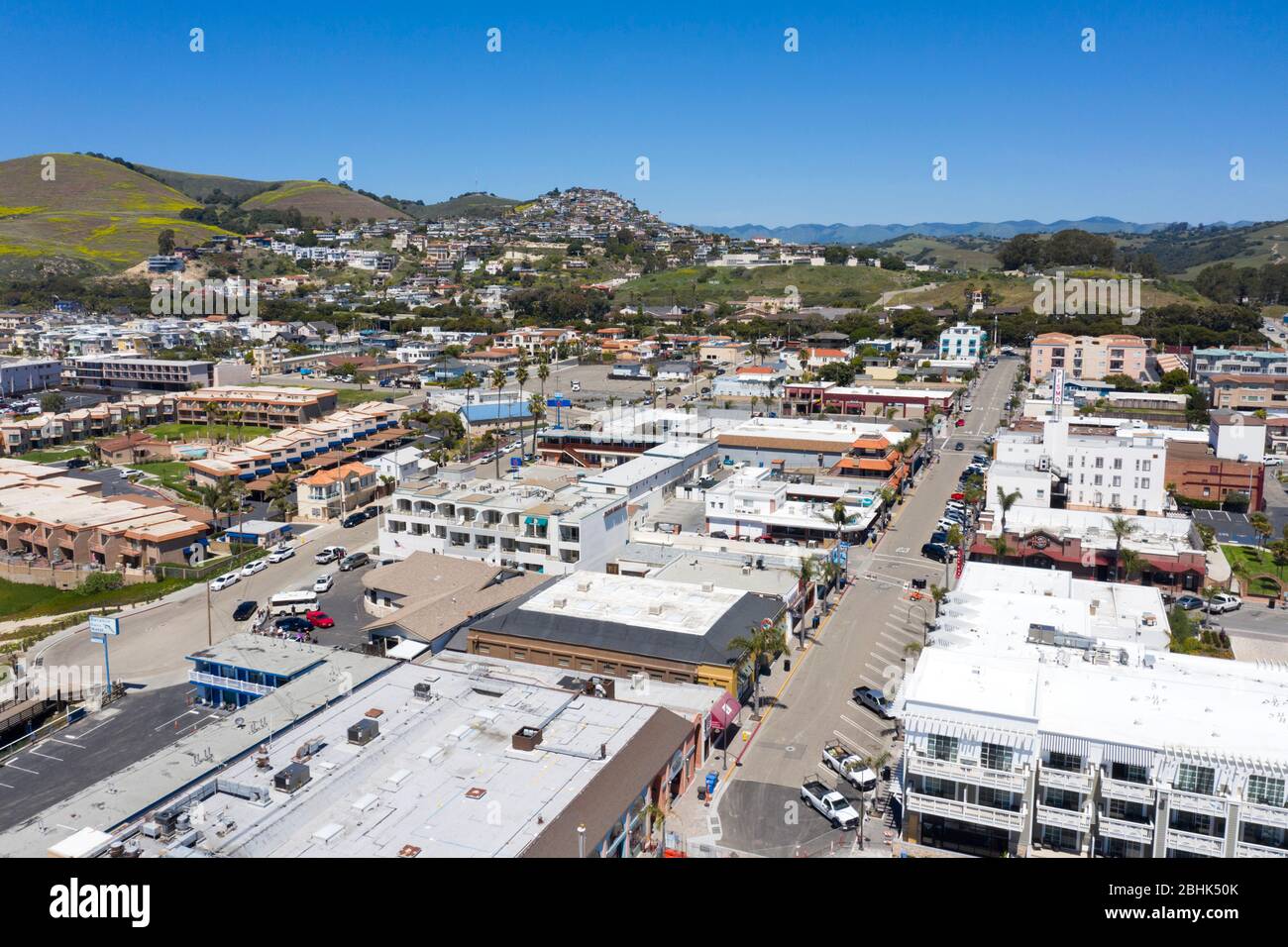Vista Aerail sopra il centro di Pismo Beach lungo la costa centrale della California Foto Stock