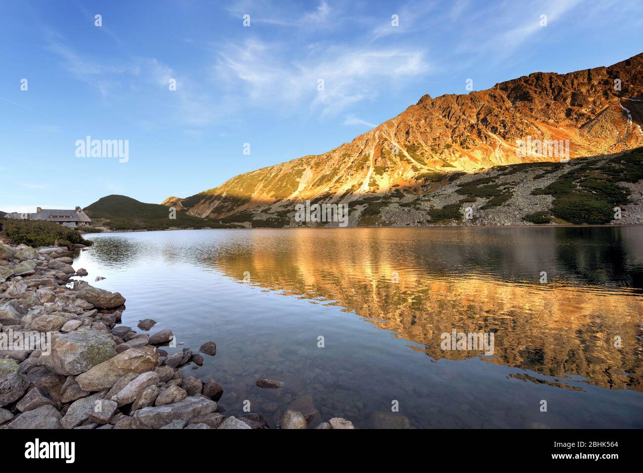 Bellissimo tramonto sul lago nei Monti Tatra. Valle di cinque stagni polacchi Foto Stock