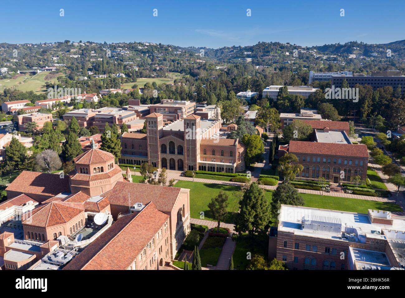Vista aerea su UCLA, Royce Hall e Powell Library, Westwood, Los Angeles, California Foto Stock