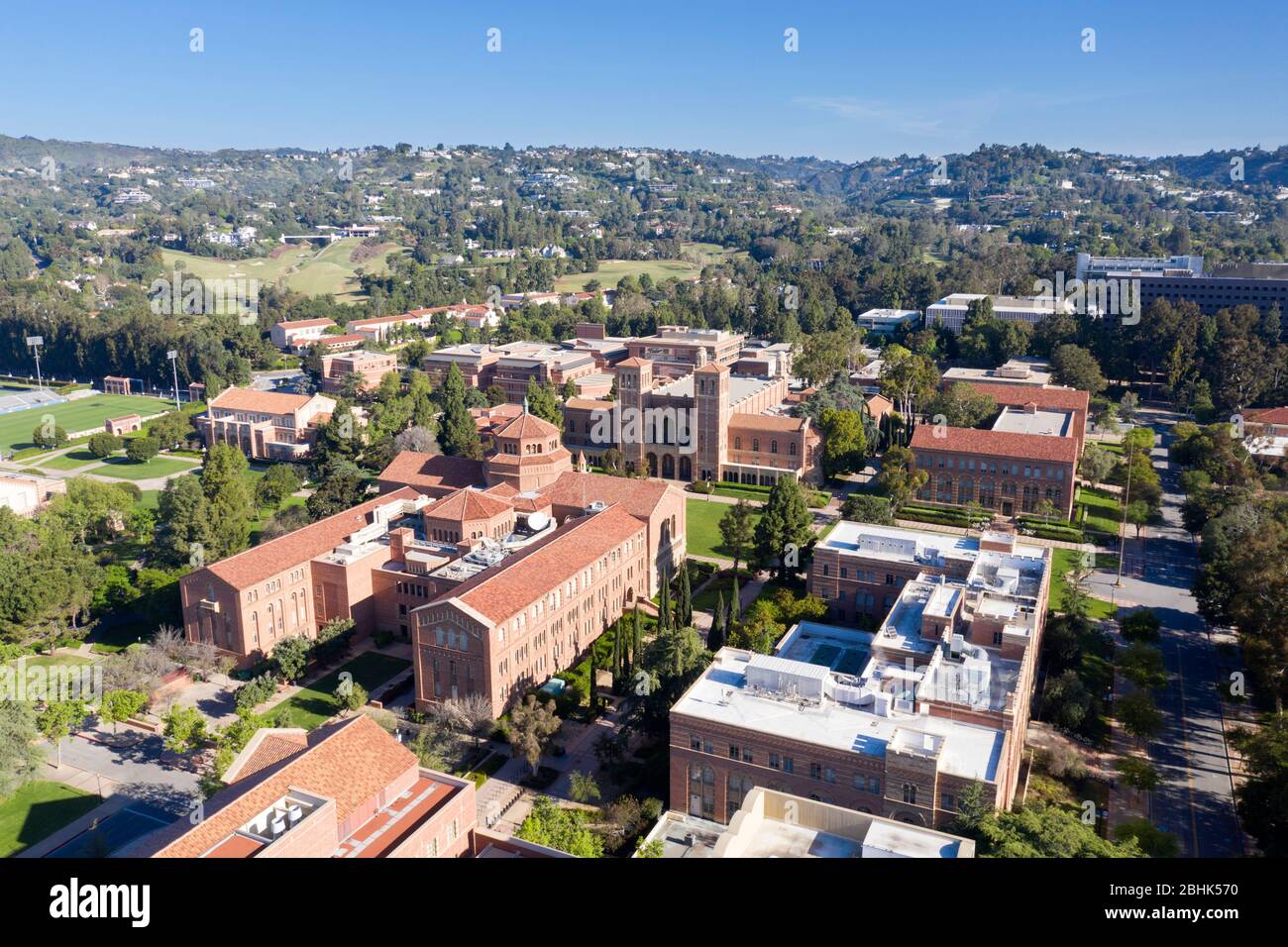 Vista aerea su UCLA, Royce Hall e Powell Library, Westwood, Los Angeles, California Foto Stock