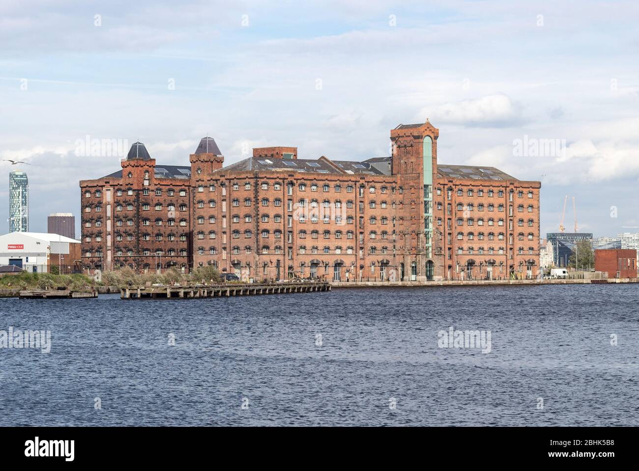 East Float Quay, ex magazzino di cereali convertito in appartamenti, che si affaccia East Float, Birkenhead. Foto Stock