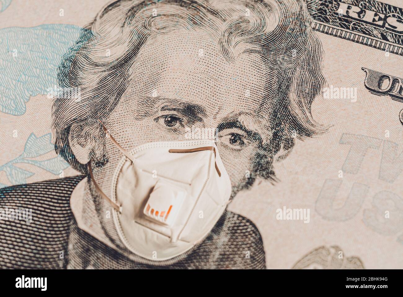 Faccia del presidente americano in maschera medica sul dollaro di legge durante la crisi economica e pandemia del coronavirus. Montaggio realistico e di qualità con curre Foto Stock