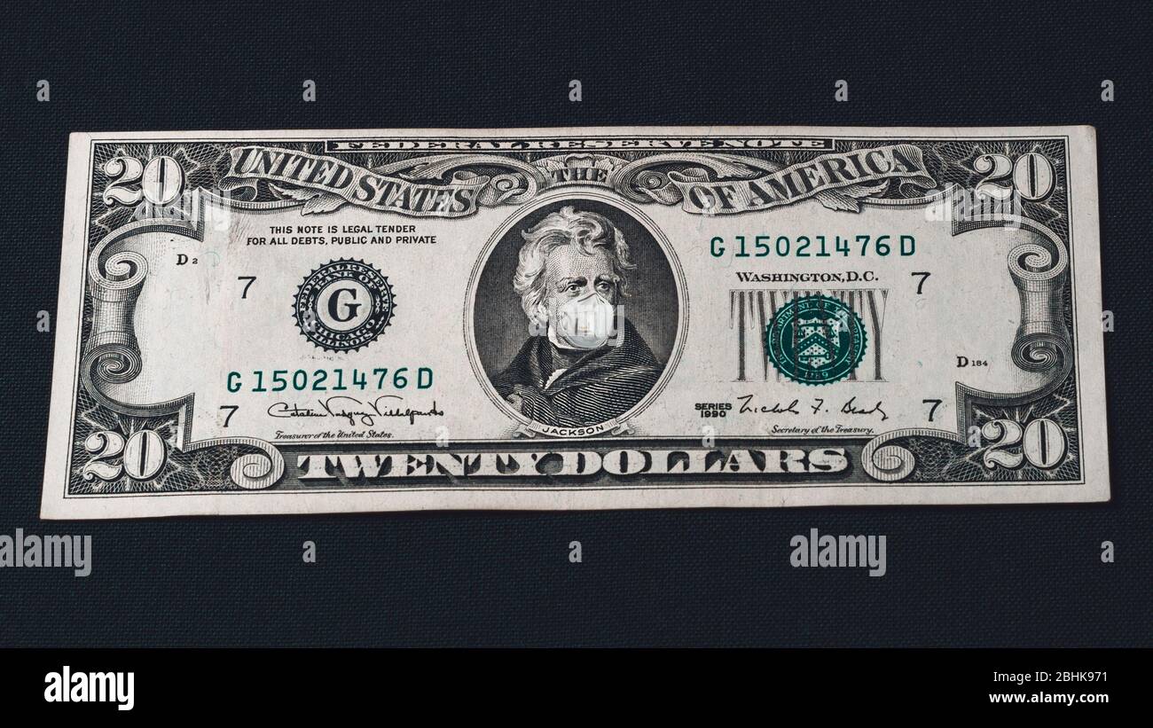 Faccia del presidente americano in maschera medica sul dollaro di legge durante la crisi economica e pandemia del coronavirus. Montaggio realistico e di qualità con curre Foto Stock
