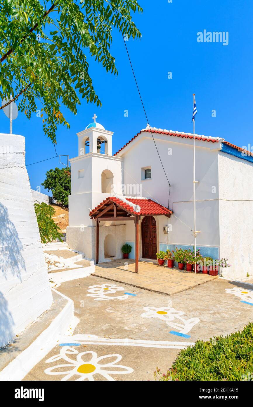 Bella chiesa greca imbiancata sull'isola di Samos, Mar Egeo, Grecia Foto Stock
