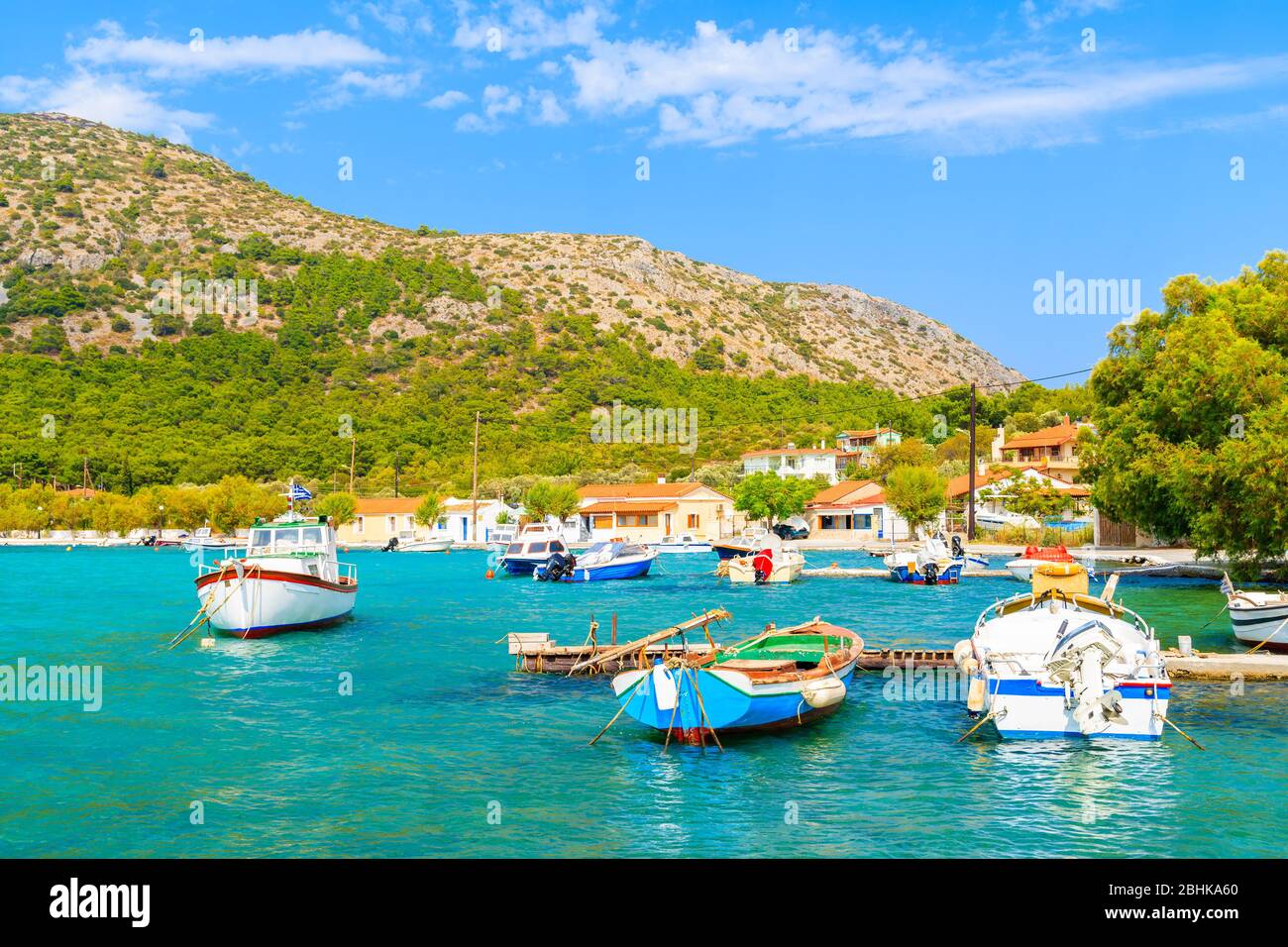 Colorate barche da pesca greche sul mare turchese nella baia di Posidonio, isola di Samos, Grecia Foto Stock