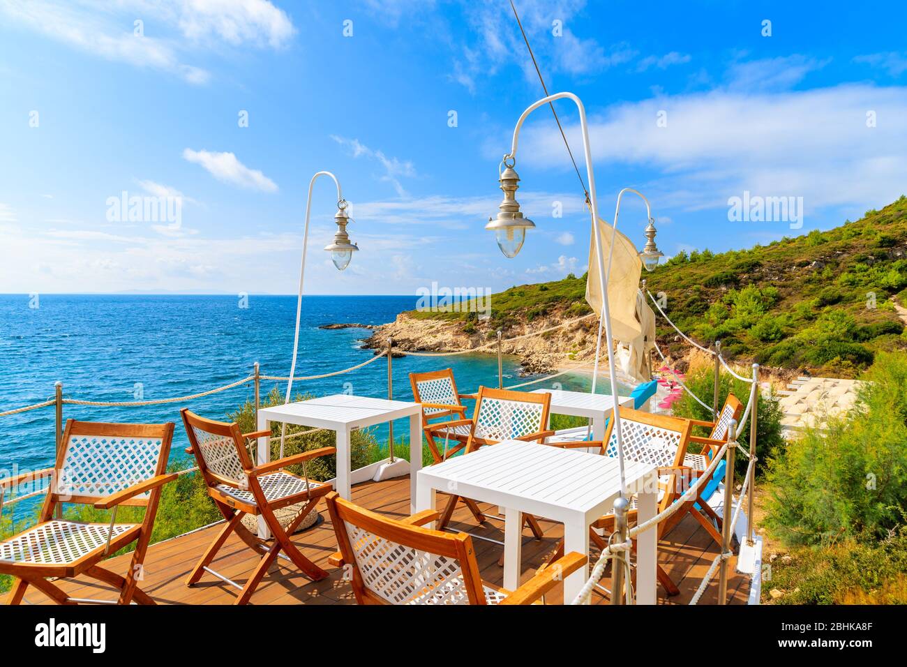 Taverna greca sul ponte tradizionale barca a vela sulla costa dell'isola di Samos, Mar Egeo, Grecia Foto Stock