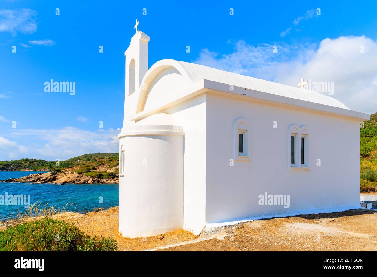 Chiesa greca bianca sulla spiaggia, isola di Samos, Mar Egeo, Grecia Foto Stock
