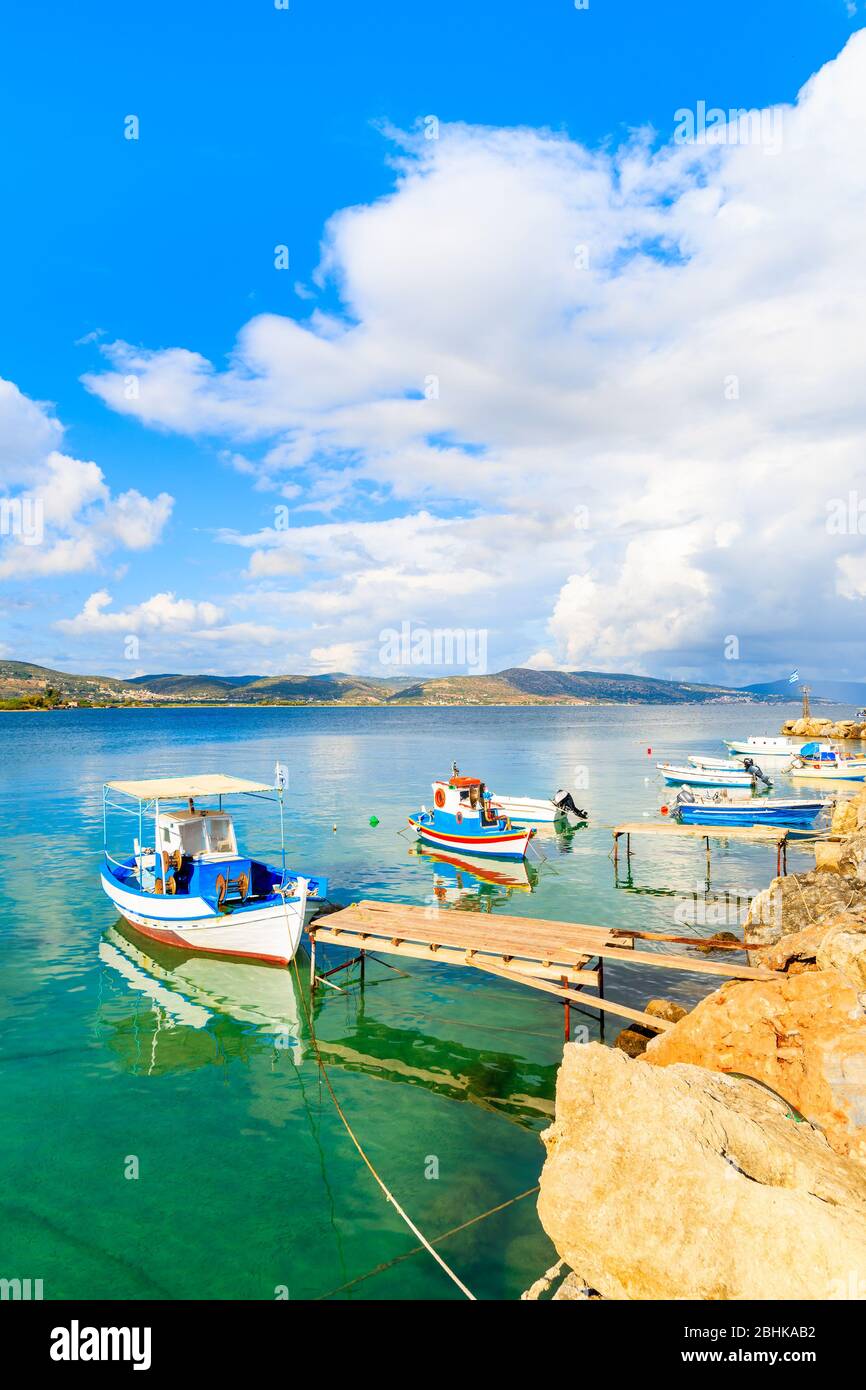 Greco barche da pesca posto barca nel porto di Samos Island, Grecia Foto Stock