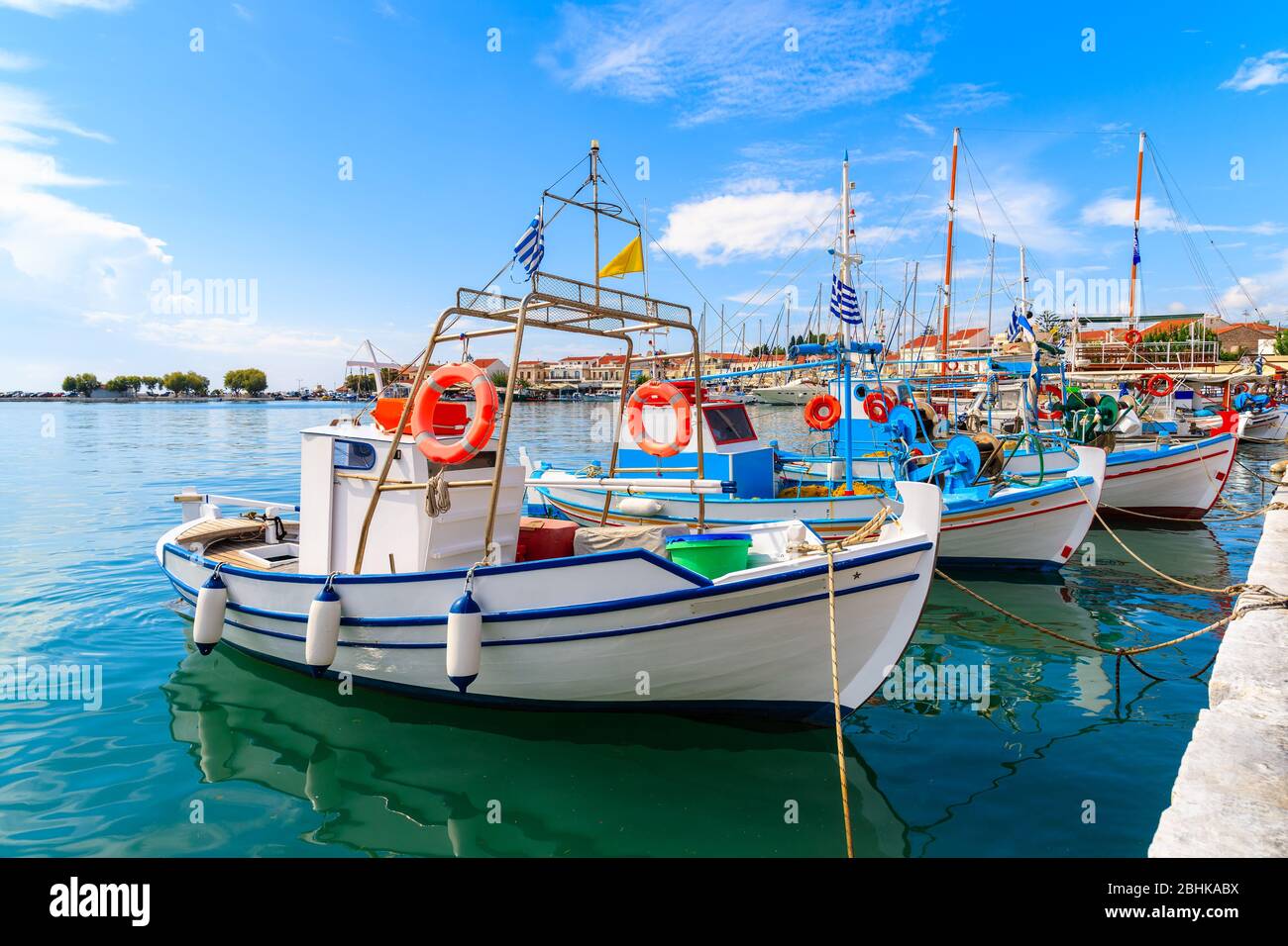 Tipico greco colorate barche da pesca in Pythagorion porta, Samos Island, Grecia Foto Stock