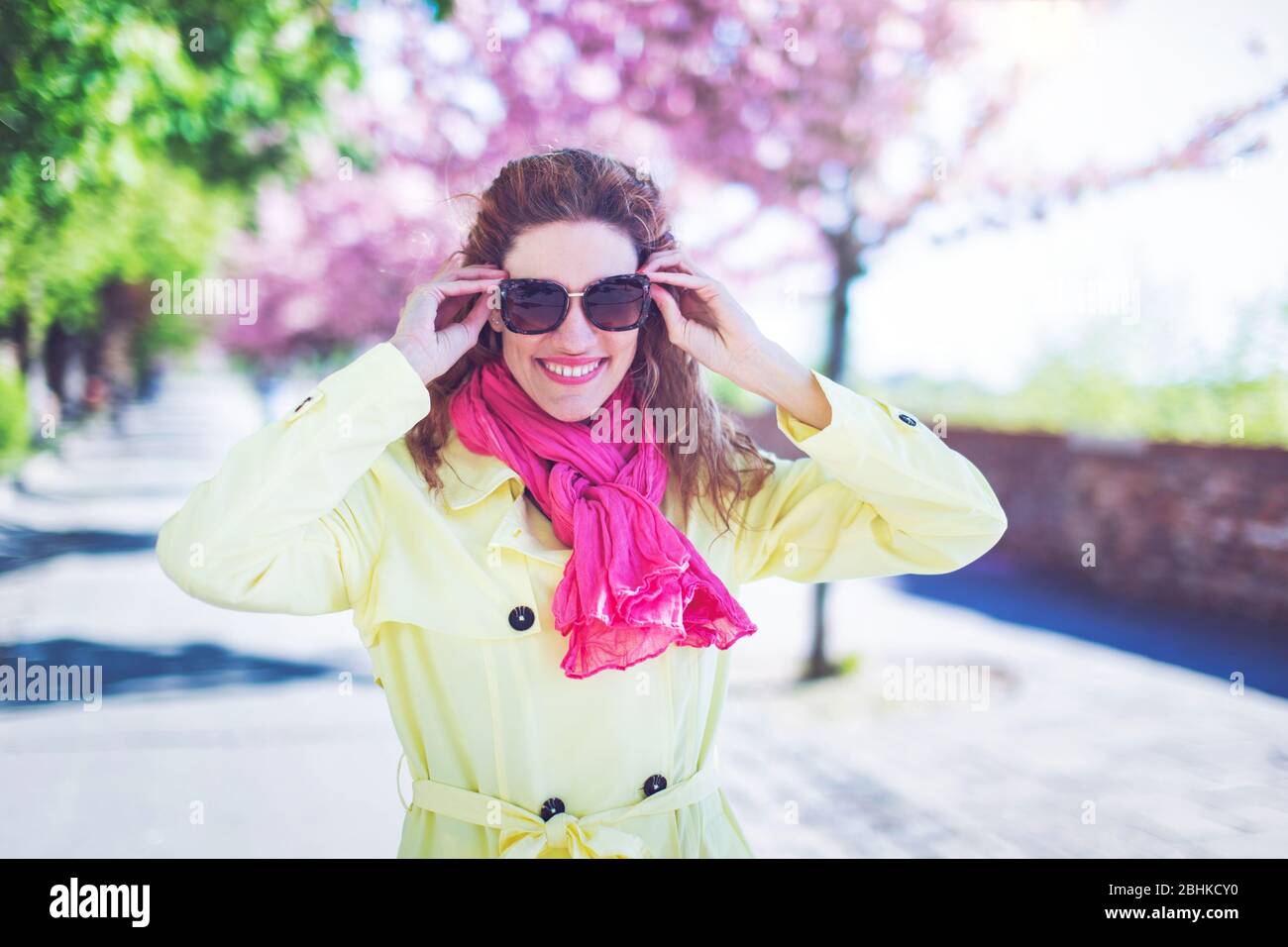 Felice giovane donna rossa naturale elegante nel parco toothy sorriso Foto Stock