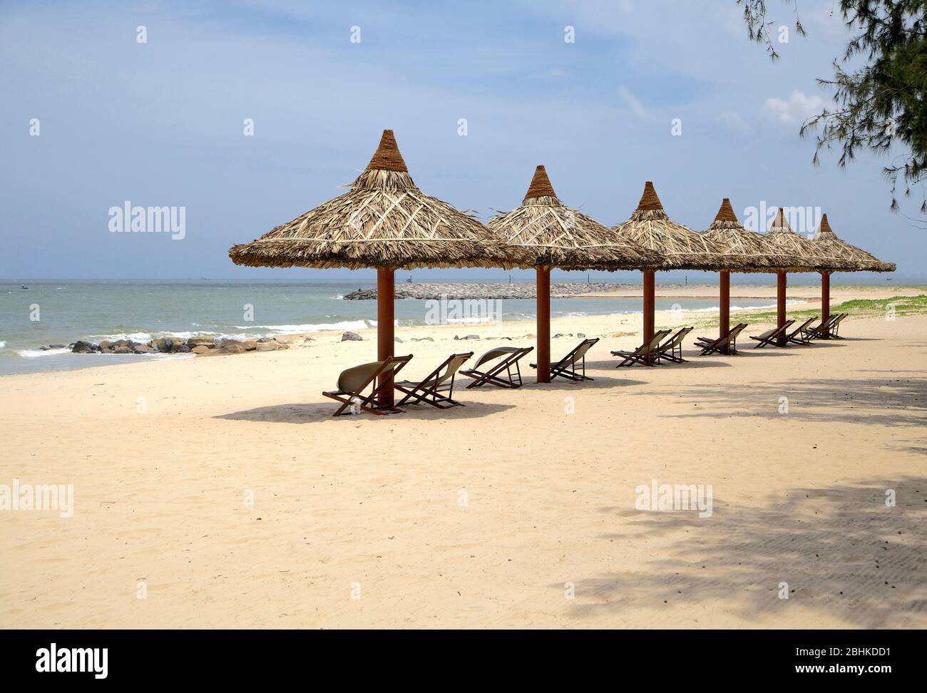 Ombrellone e lettino da spiaggia, Mui NE, Vietnam. Foto Stock