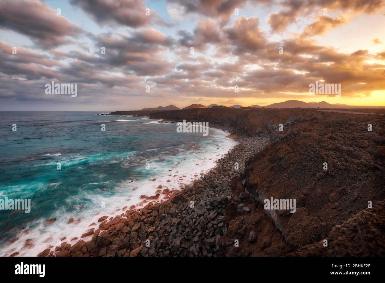 Sunrise over the Mountains and Ocean, post processed in HDR Foto Stock