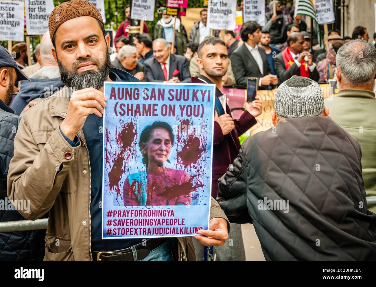 Conflitto di Rohingya, rally di fronte Downing Street intendeva esercitare pressioni sul governo britannico per intervenire per prevenire l'uccisione di Rohingya Foto Stock