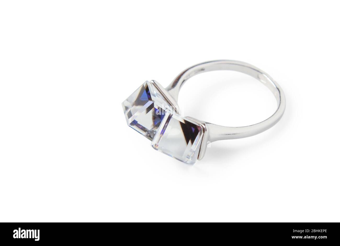 Anello in argento femmina con pietre cubiche isolate su fondo bianco Foto Stock
