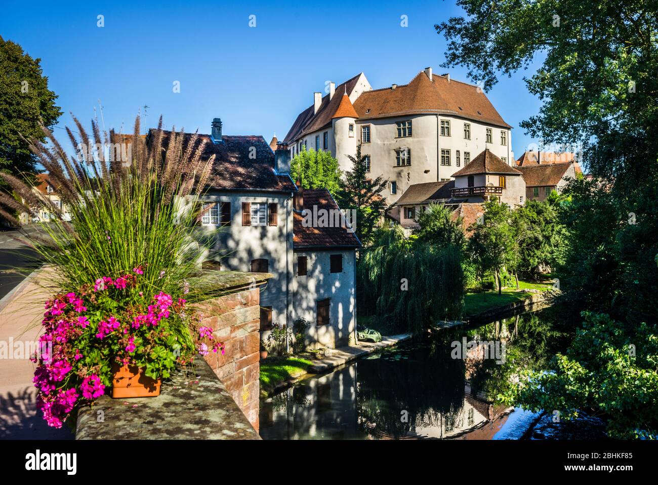 Il castello che domina il fiume Saar a Fénétrange, dipartimento Moselle, Francia Foto Stock