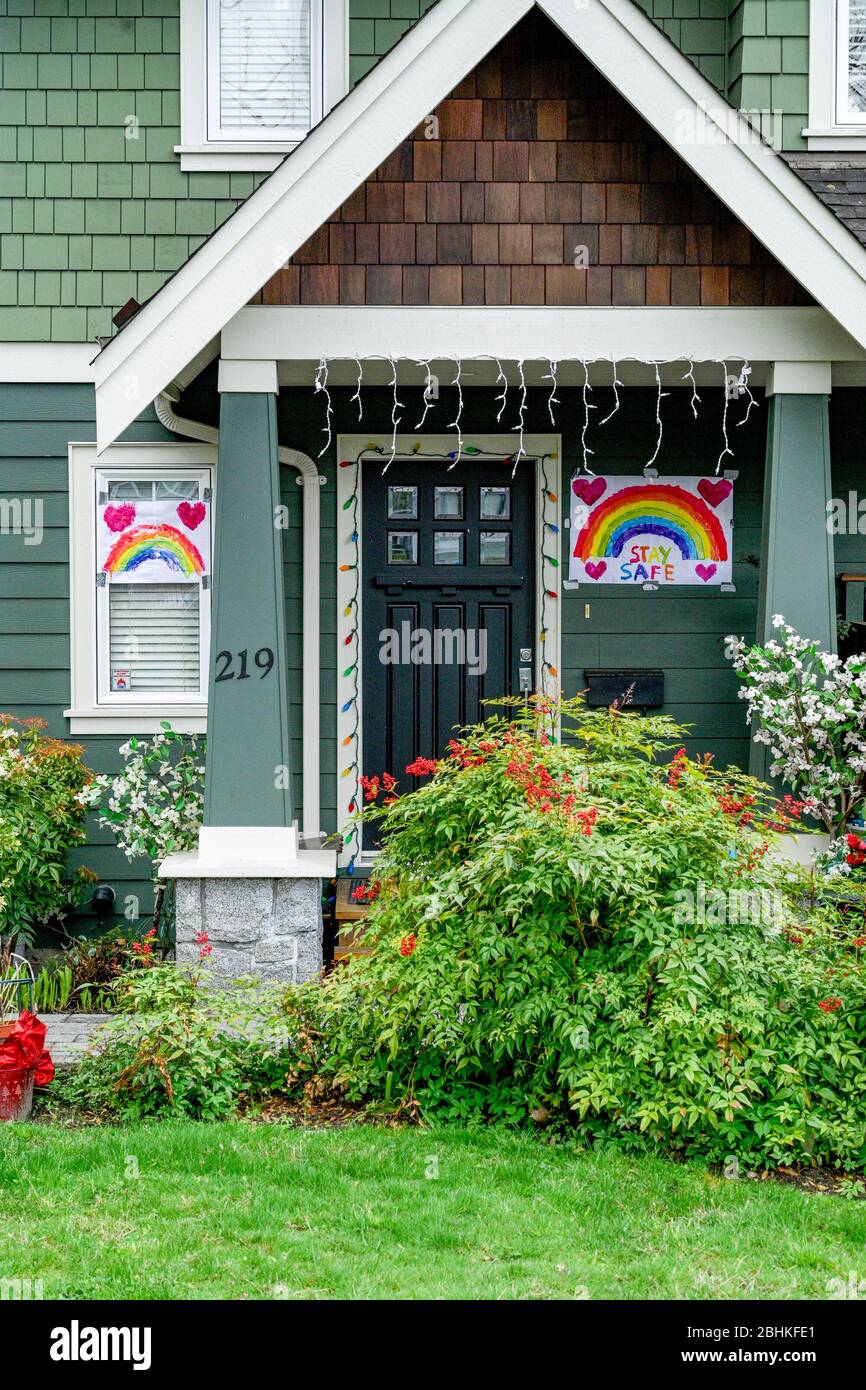 Rimani al sicuro, opere d'arte per bambini arcobaleno, finestra. Covid-19 Crisis Time, North Vancouver, British Columbia, Canada Foto Stock