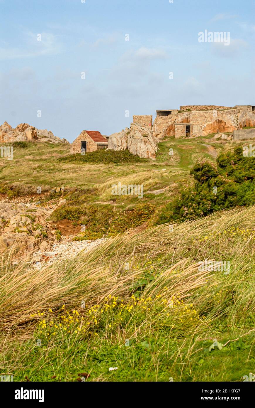 Rovine delle fortificazioni tedesche della seconda guerra mondiale sulla costa di Guernsey, Isole del canale, Regno Unito Foto Stock