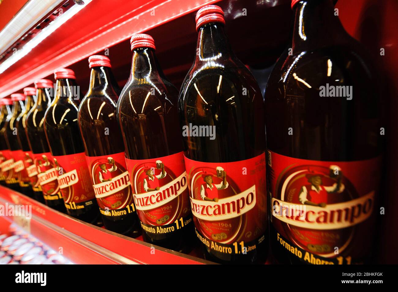 Cruzcampo Beer Spanish 1.1 bottiglie file Foto Stock