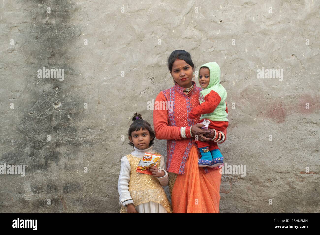 Ritratto di famiglia felice in India rurale Foto Stock