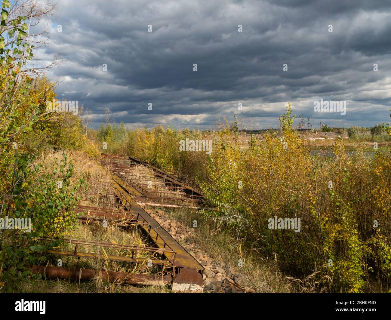 Rottami e residui di allevamento di pescatori nella zona di esclusione di Cernobyl, Ucraina. Cielo drammatico. Foto Stock