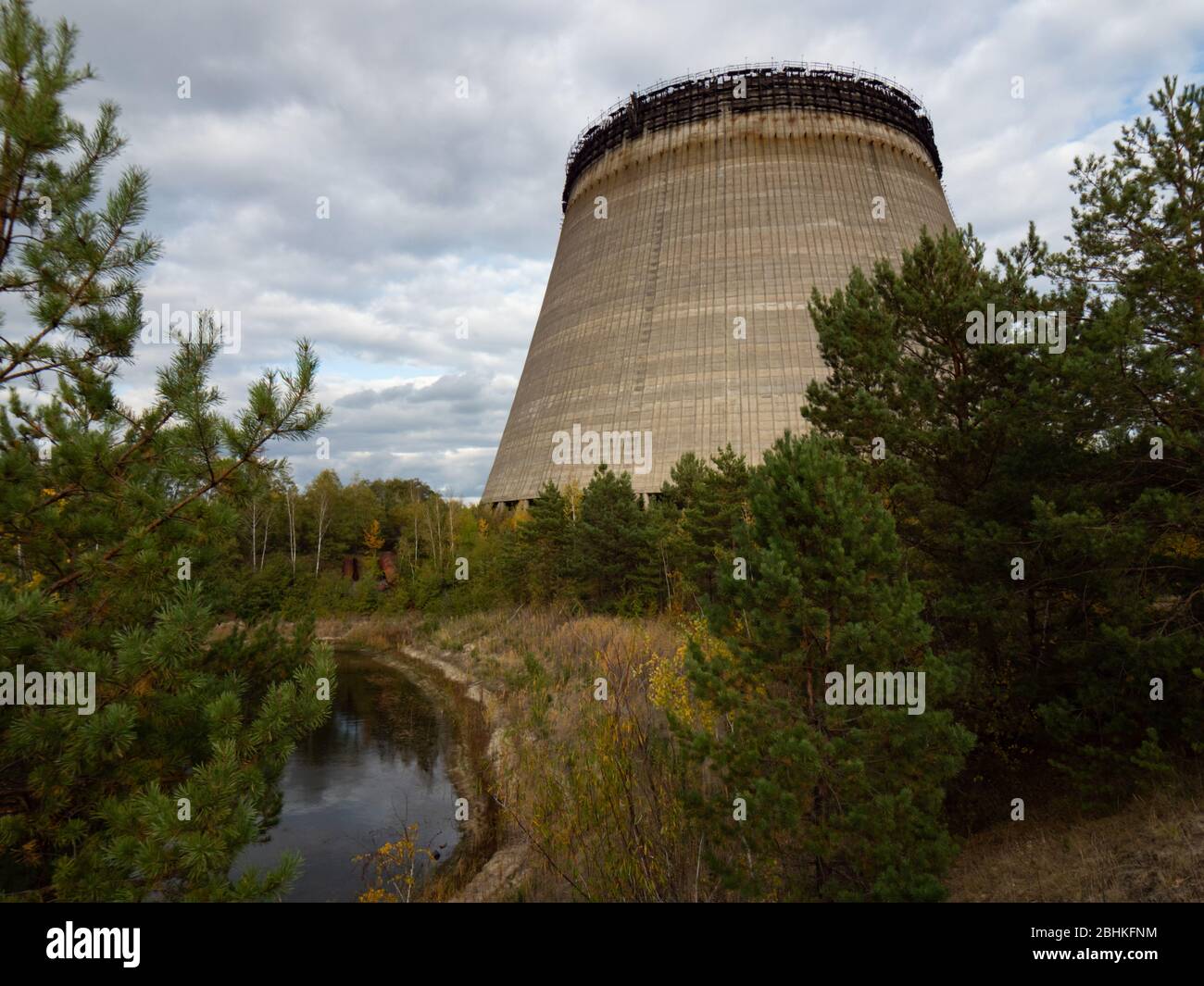 Torre di raffreddamento incompiuta nella zona di Cernobyl nel pomeriggio, autunno stagione, edificio abbandonato della centrale nucleare di Cernobyl, Ucraina Foto Stock